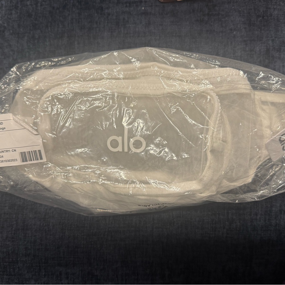 Alo Yoga Sheer Fanny Pack White Sheer - Picture 6 of 7